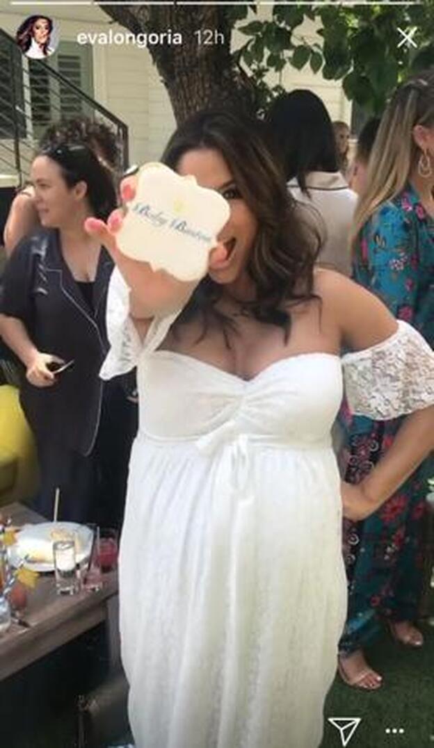 Eva Longoria muestra las galletas personalizadas del 'baby shower' de su futuro hijo.