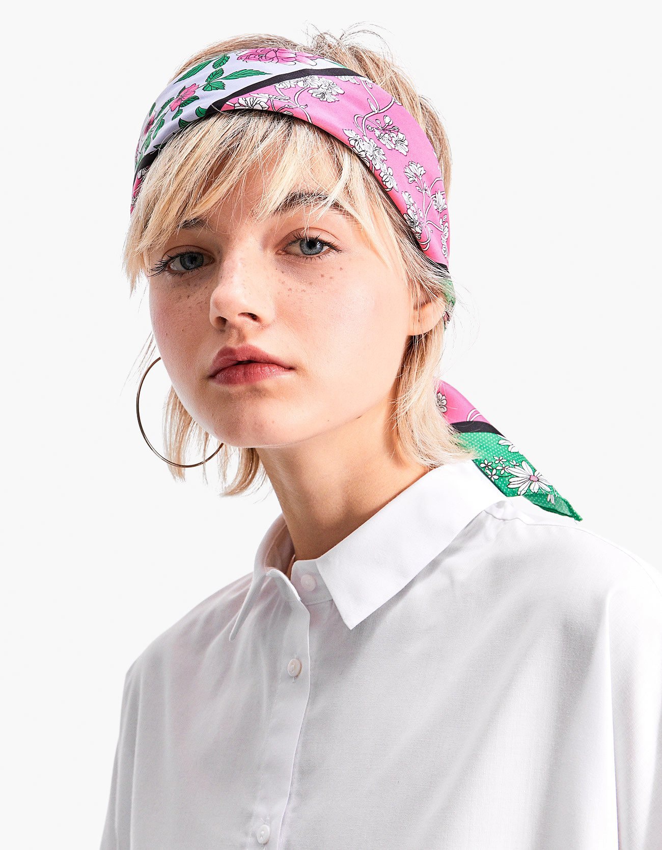 Cómo ponerse un pañuelo en la cabeza: diferentes maneras de moda para lucir  este verano