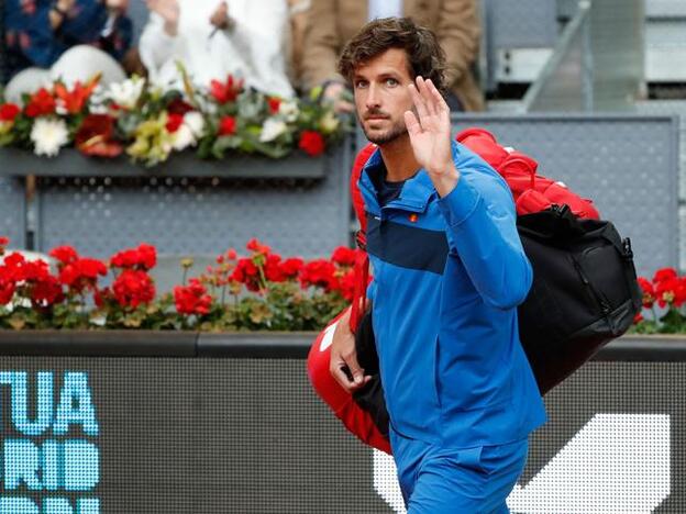 Fans de Alba Carrillo se ponen caretas suyas durante un partido de Feliciano López para distraerle