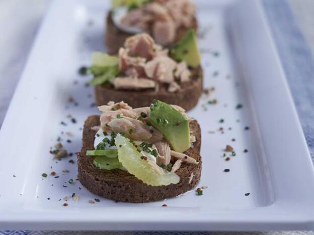 El resultado final de nuestras tostadas de pan de centeno con aguacate y bonito.