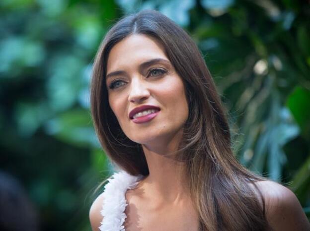 Sara Carbonero luce este vaquero de menos 25 euros que ha causado furor en Instagram