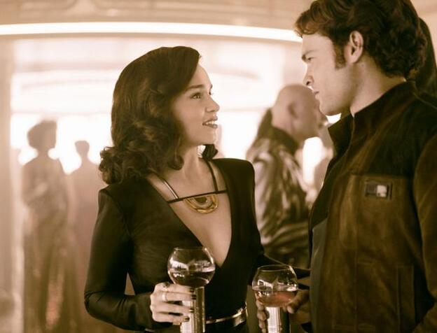 Emilia Clarke junto a Alden Ehrenreich, el Han Solo del nuevo spin off de La Guerra de las Galaxias, que se estrena en todo el mundo el 25 de mayo.