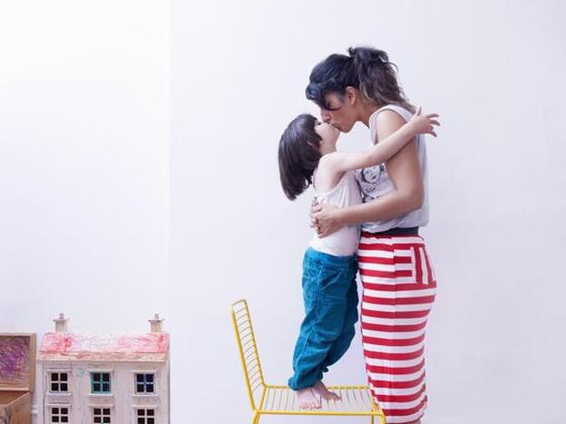 ¿Es bueno besar en la boca a tus hijos?