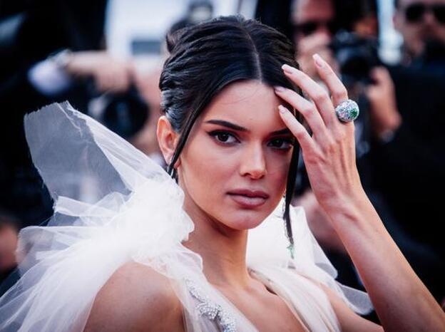 Kendall Jenner es la nueva reina del “naked dress”