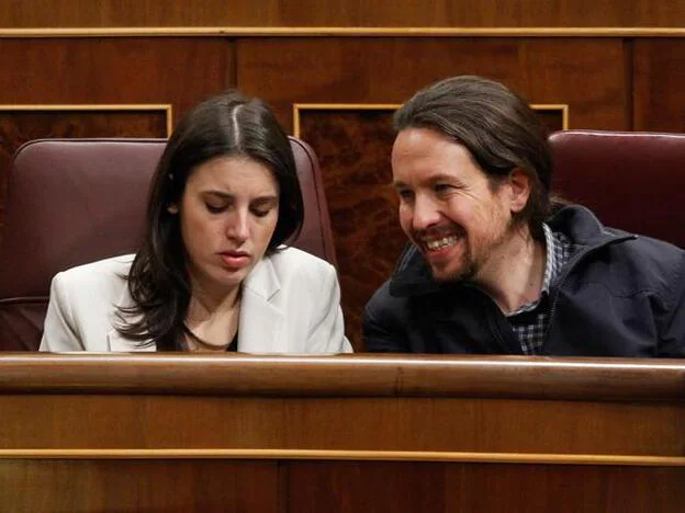 Irene Montero y Pablo Iglesias en una imagen en el Congreso de los Diputados./gtres.