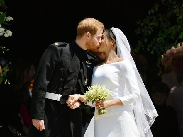 El primer beso del príncipe Harry y Meghan Markle como recién casados