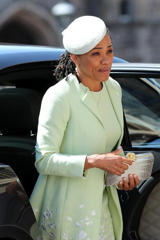 El look de boda de Doria Ragland, la madre de Meghan Markle