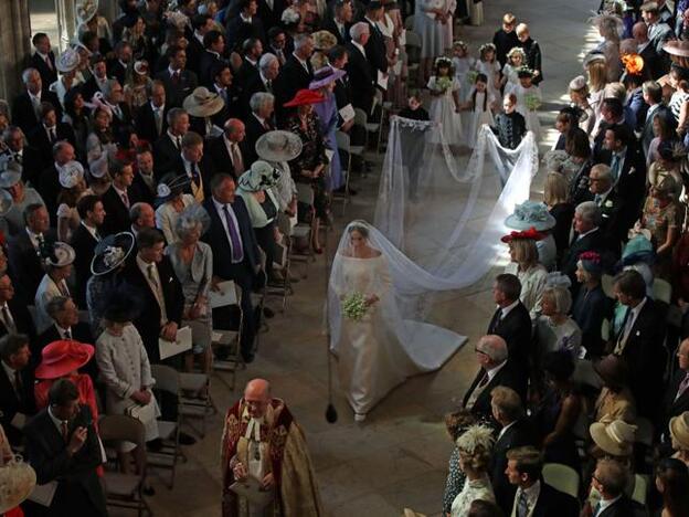 Meghan Markle ha caminado sola hasta el altar en una parte de su recorrido.