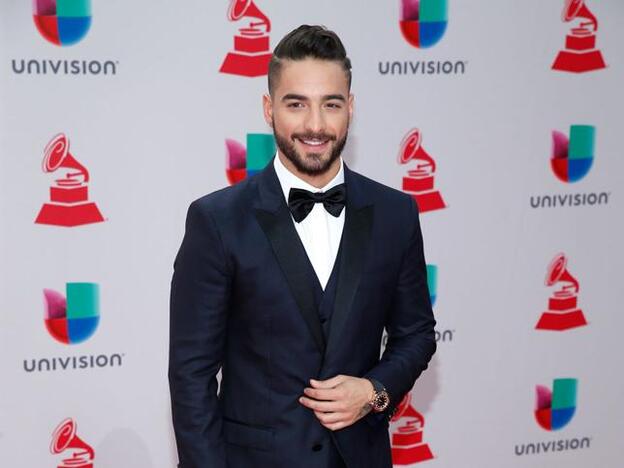 El apasionado beso de Maluma a su novia sobre el escenario