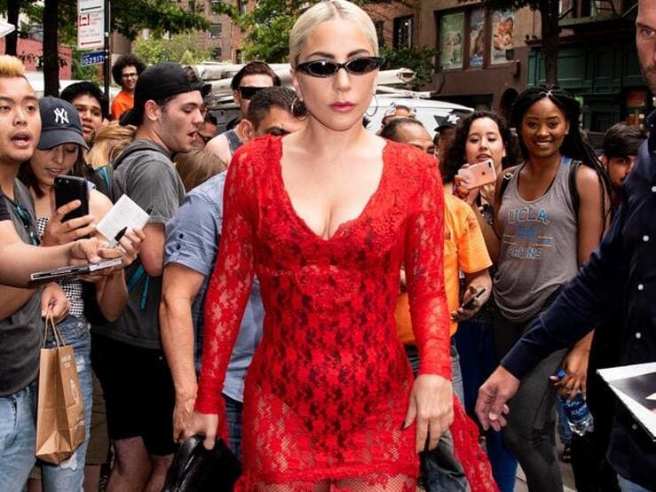 Lady Gaga vuelve a vestirse... de Lady Gaga: 13 looks que lo demuestran