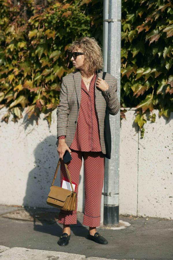 Cómo llevar una blazer según el street style.