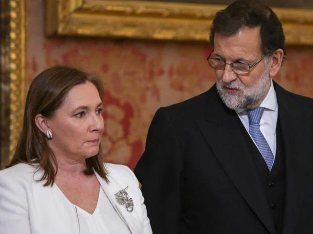 Elvira Fernández junto a su marido, Mariano Rajoy./gtres.