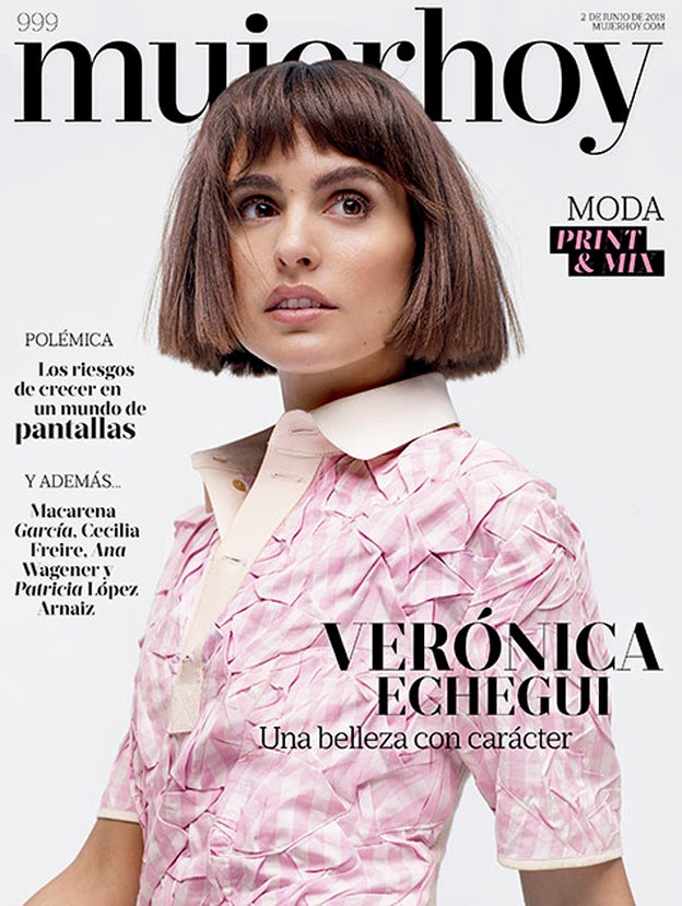 La actriz Verónica Echegui, en una foto de Marc Palenci, lleva polo y pantalón de Loewe y pendientes de Aristocrazy. El estilismo es de Eva Barallo./MARC PALENCI