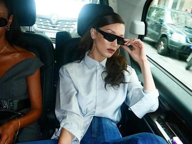 Tras la pista de los vaqueros setenteros de Bella Hadid