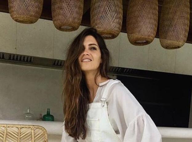 Sara Carbonero convierte en prenda viral su peto 'low cost' de Mango