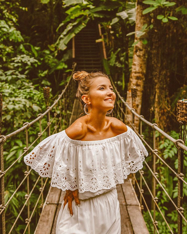 Alexandra Pereira lleva los bordados perforados favoritos este verano