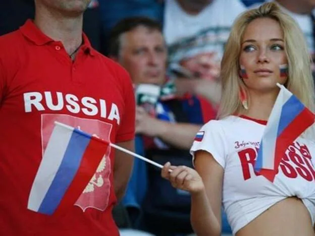 Seguidora rusa en la grada en el partido inaugural del Mundial, Rusia-Arabia Saudí./agencias.