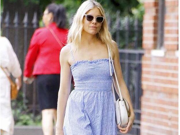Sienna Miller descubre el vestido perfecto y cuesta menos de 40 euros