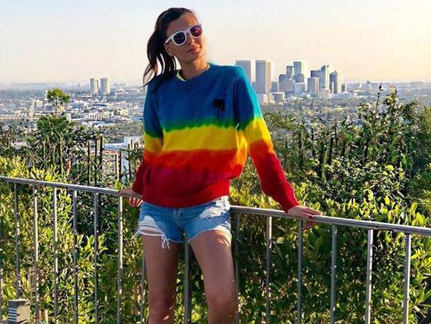 Giovanna Battaglia o cómo llevar la tendencia arcoíris en el mes del Orgullo