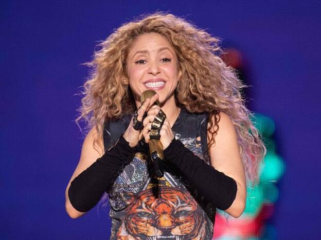 Shakira retira el polémico colgante de simbología nazi