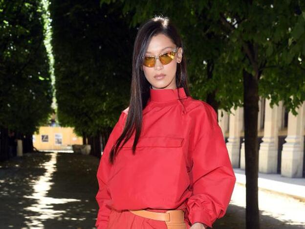 Bella Hadid luce la riñonera más atrevida de esta temporada