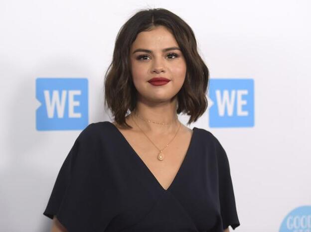 Selena Gomez soprende al aparecer en un baile de promoción