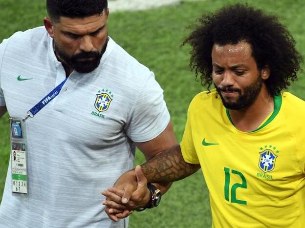 Marcelo abandonando el terreno de juego tras el espasmo en la columna./gtres.