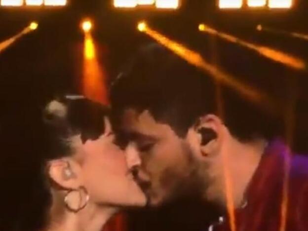 Aitana y Cepeda repiten beso en directo en el concierto del Santiago Bernabéu