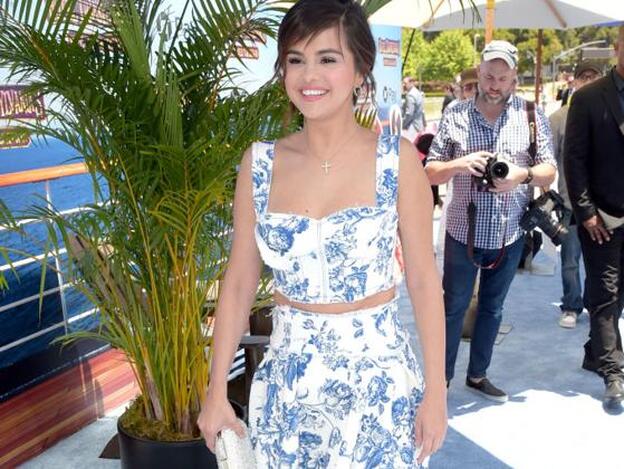 Selena Gomez y Meghan Markle, hermanas en la moda