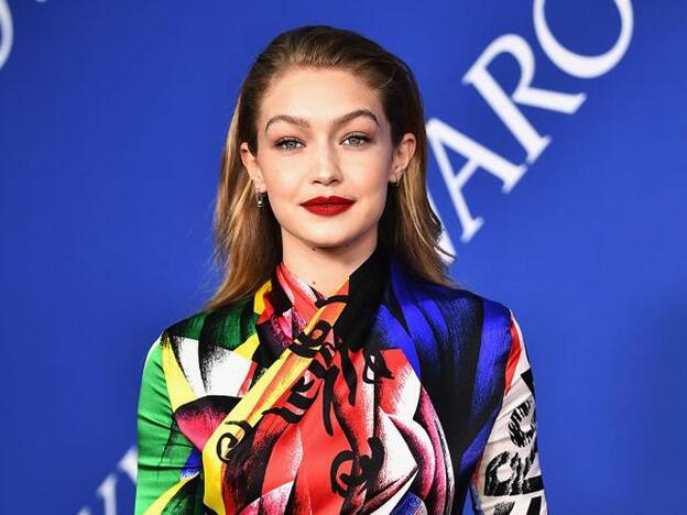 Este verano el efecto wet se actualiza llevando la parte de arriba de la melena mojada y la de abajo seca, como Gigi Hadid.