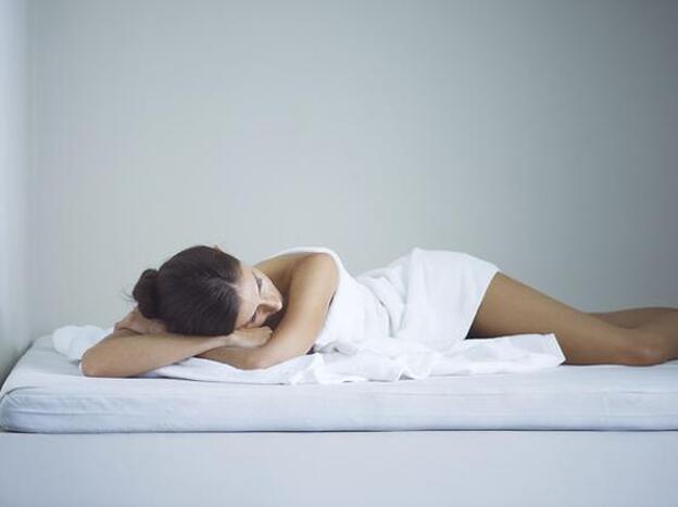 Dormir desnuda adelgaza y mejora el sexo