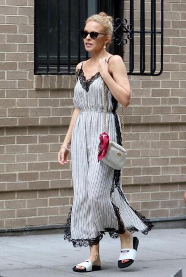 Kylie Minogue paseando por las calles de Nueva York con su vestido midi lencero de rayas verticales.