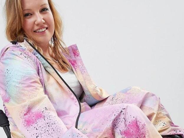 La moda más inclusiva llega a Asos con ropa para personas en silla de ruedas