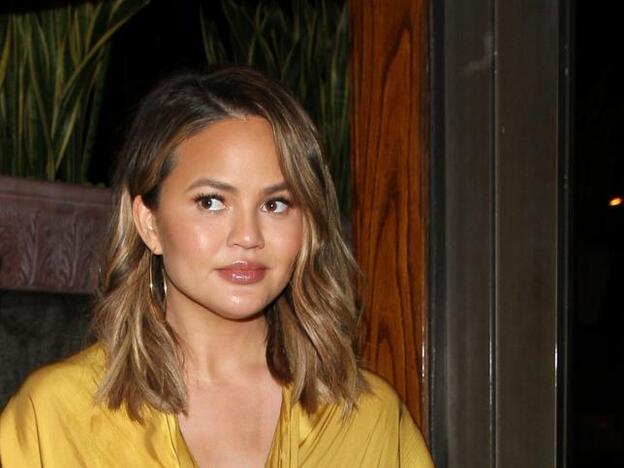 Chrissy Teigen responde a las críticas de su foto dando de amamantar con un contundente mensaje feminista./gtres.