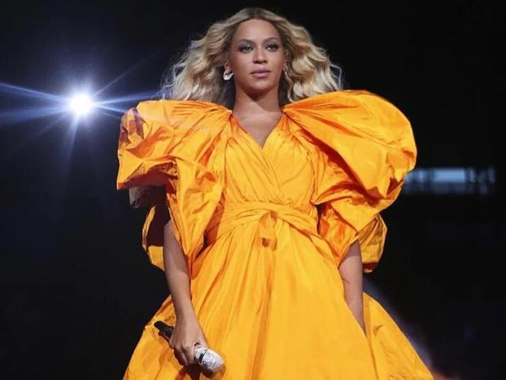Beyoncé hace de su concierto en París una pasarela de alta costura