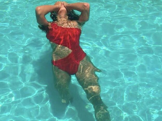 Tú también necesitas un bañador rojo como el de Sara Carbonero
