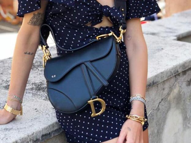 El bolso que arrasa entre las 'influencers' es de Dior y es un viejo conocido