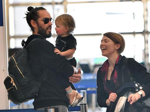 Russell Brand y Laura Gallacher, padres de nuevo
