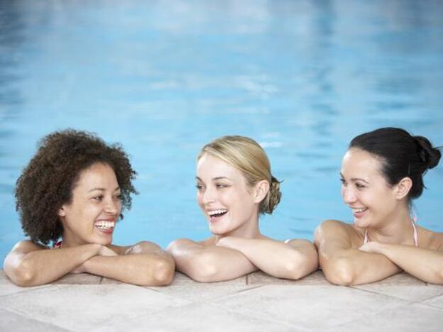 7 ejercicios para hacer con tus amigas en la piscina