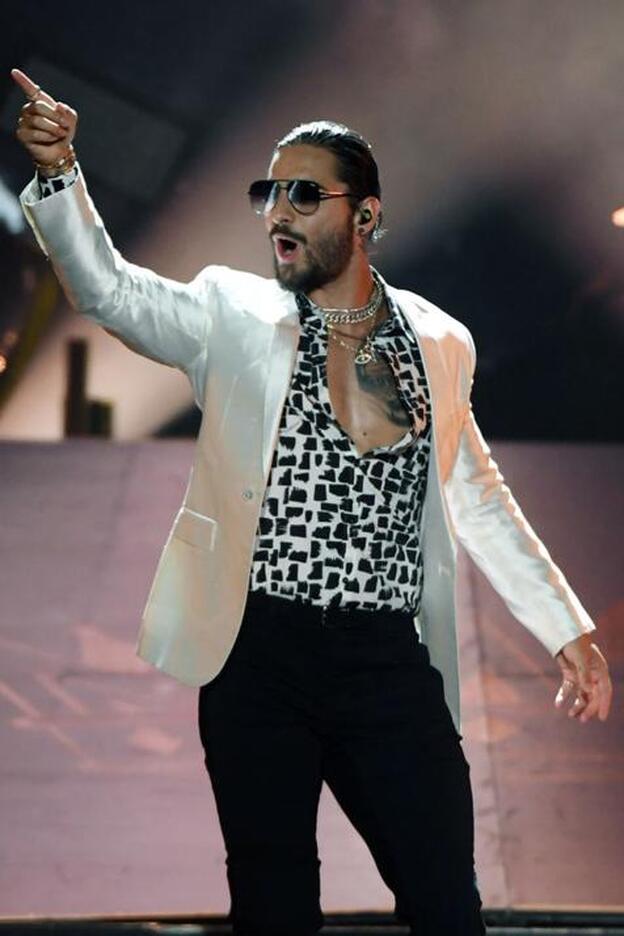 Críticas a Maluma tras publicar una foto en la cama con siete mujeres