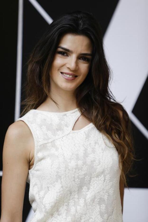 La postura imposible de Clara Lago haciendo surf