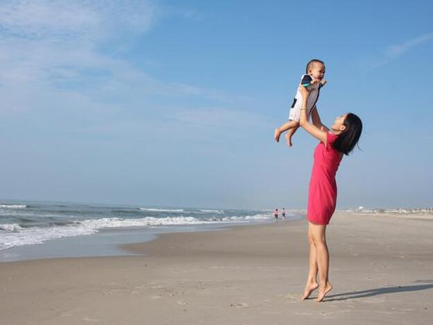 Así debe ser la lactancia materna en verano