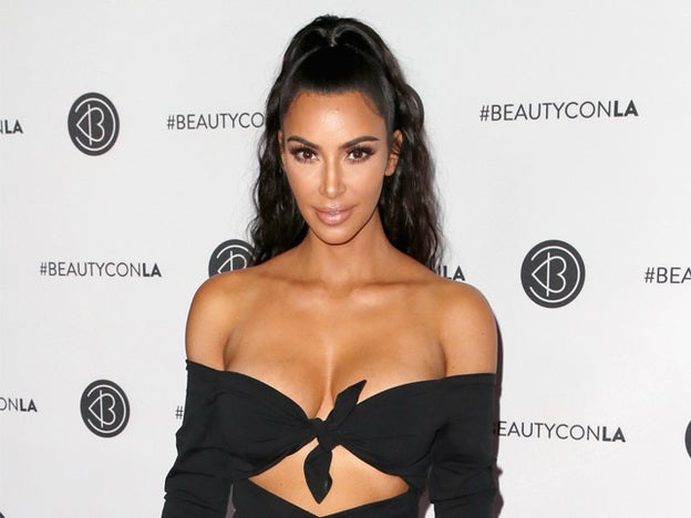 Kim kardashian se corta el pelo igual que su hermana Khloé