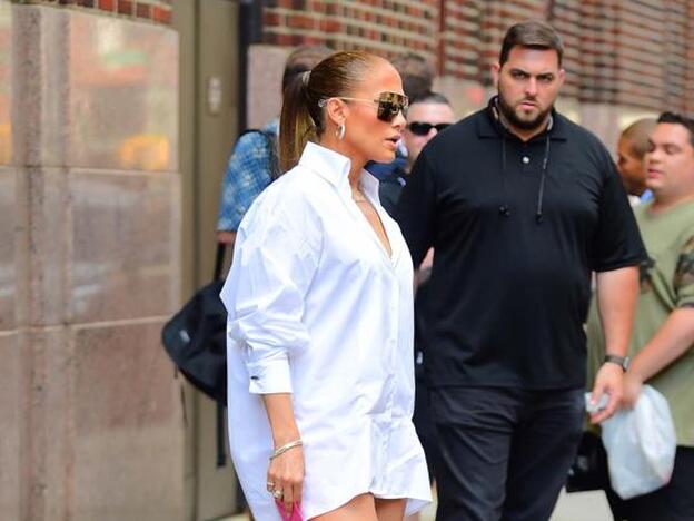 Jennifer Lopez cambia los pantalones por unas botas de Versace