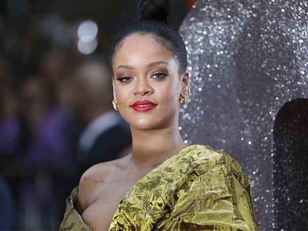 ¿Son las cejas finas de Rihanna lo último en maquillaje?