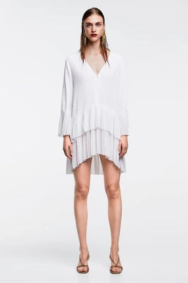 Blusa con plisado combinado en color blanco, 29,95 euros.