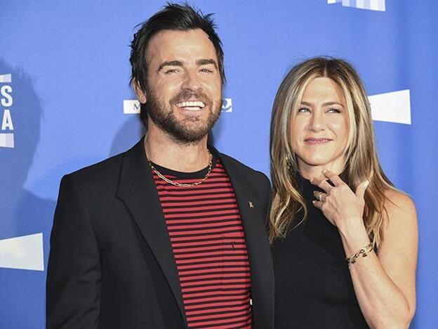 Justin Theroux y Jennifer Aniston en una premiere en París.