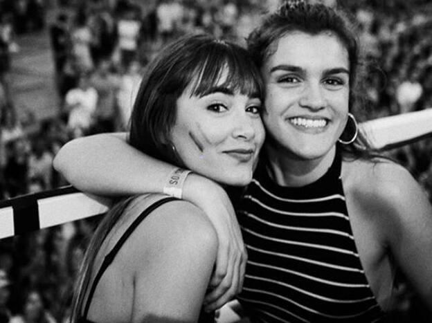 Amaia y Aitana se emocionan durante su actuación en Benidorm