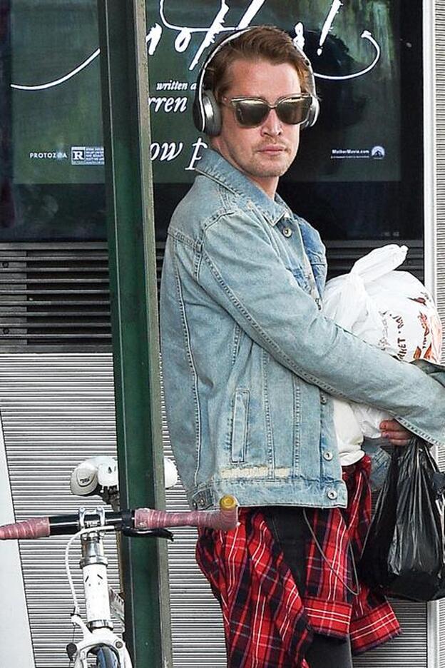 Maculay Culkin paseando por las calles de Nueva York./gtres