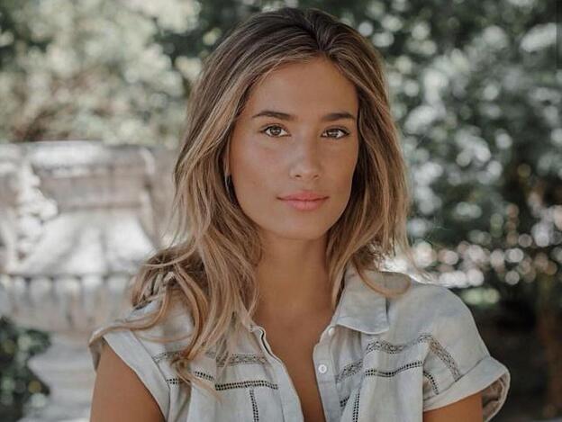 María Pombo sabe que el chubasquero más ideal del otoño está en Bershka